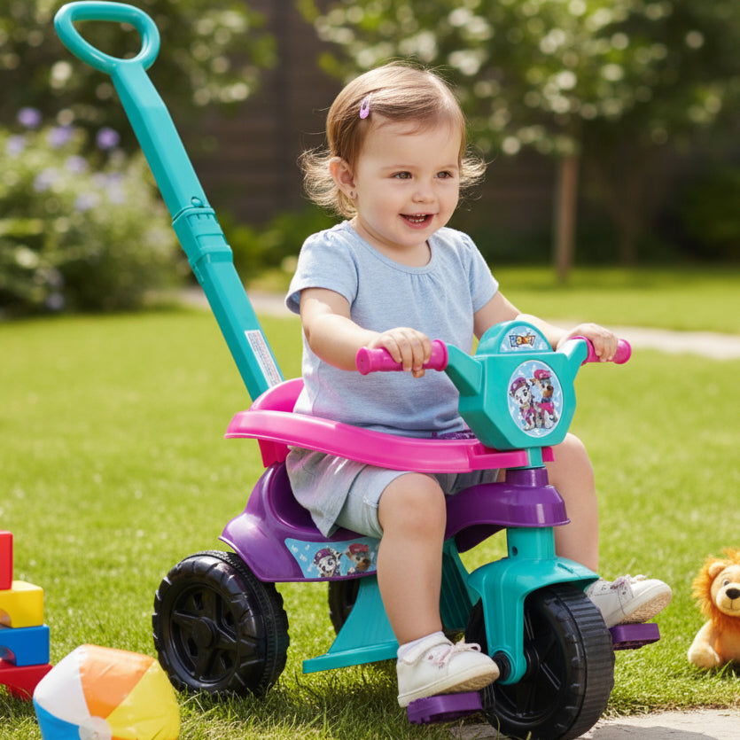Motoca Triciclo Menina Tiffany - Utilizável de 1 a 3 anos - Completa C/ Empurrador, Pedais, Protetor e Apoio para Os Pés - Certificado Inmetro
